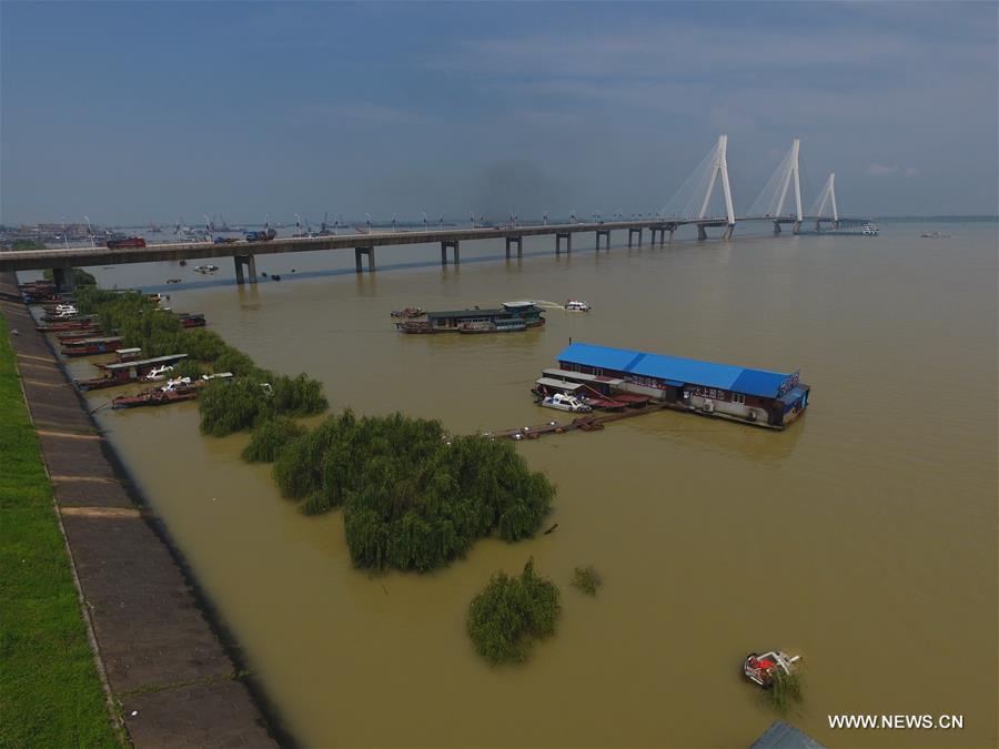  Influenced by recent heavy rains, the water level in Chenglingji of Dongting Lake reached 34.44 meters Friday morning, 1.94 meters higher than the warning line.