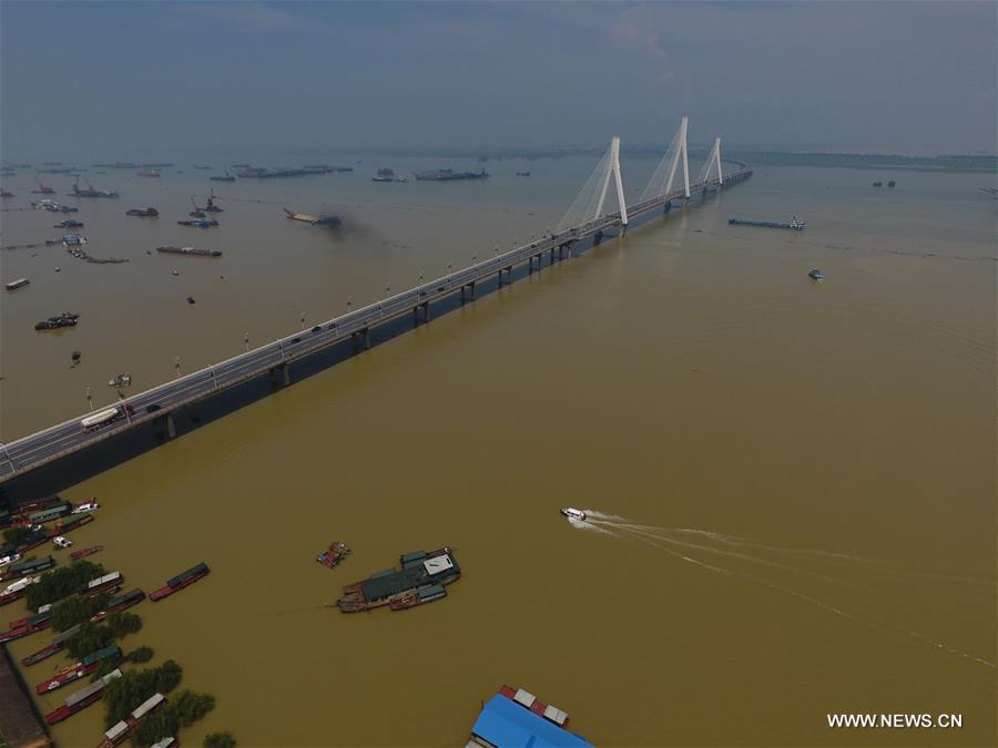  Influenced by recent heavy rains, the water level in Chenglingji of Dongting Lake reached 34.44 meters Friday morning, 1.94 meters higher than the warning line.