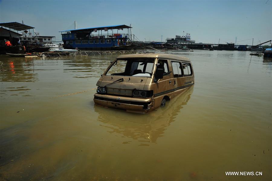 Influenced by recent heavy rains, the water level in Chenglingji of Dongting Lake reached 34.44 meters Friday morning, 1.94 meters higher than the warning line.
