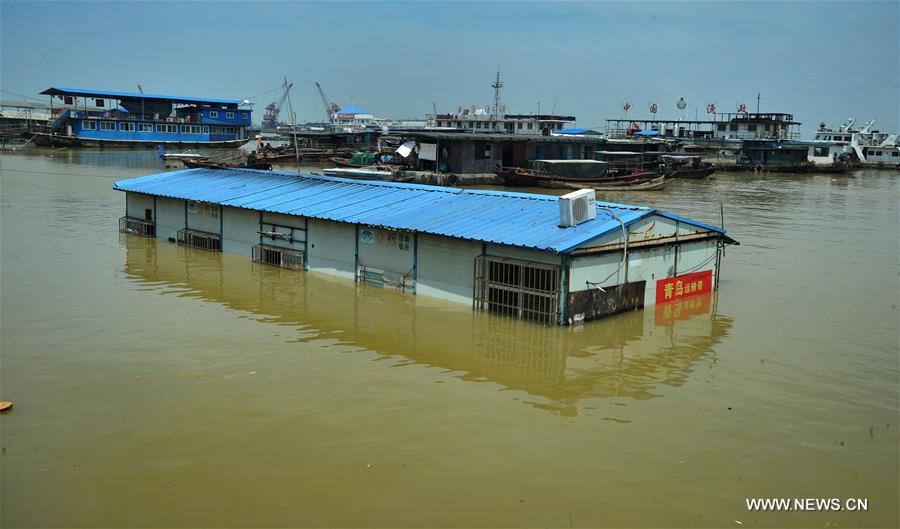  Influenced by recent heavy rains, the water level in Chenglingji of Dongting Lake reached 34.44 meters Friday morning, 1.94 meters higher than the warning line.