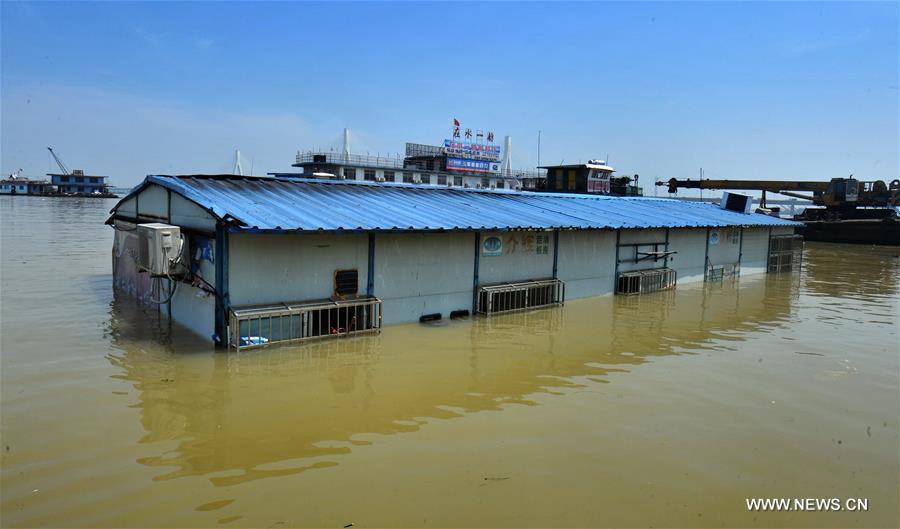  Influenced by recent heavy rains, the water level in Chenglingji of Dongting Lake reached 34.44 meters Friday morning, 1.94 meters higher than the warning line.