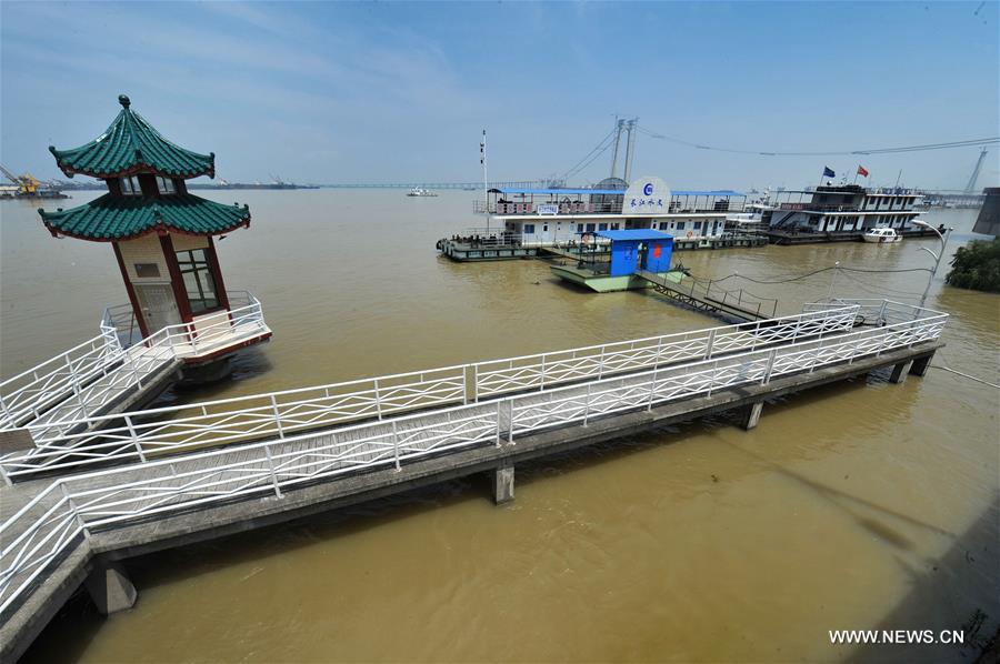  Influenced by recent heavy rains, the water level in Chenglingji of Dongting Lake reached 34.44 meters Friday morning, 1.94 meters higher than the warning line.