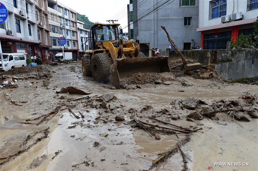 More than 1,000 people were trapped and 34,324 residents of the county were relocated.