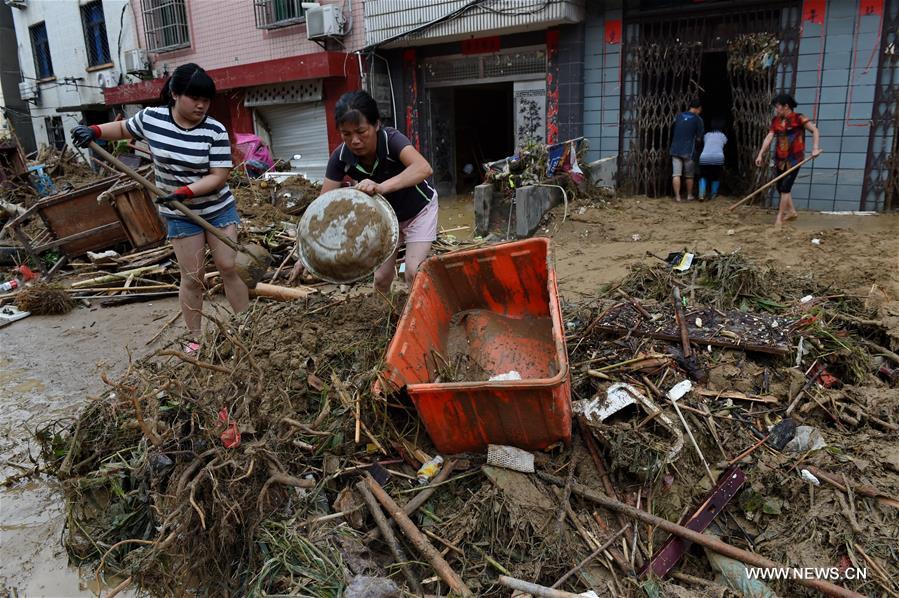 More than 1,000 people were trapped and 34,324 residents of the county were relocated.