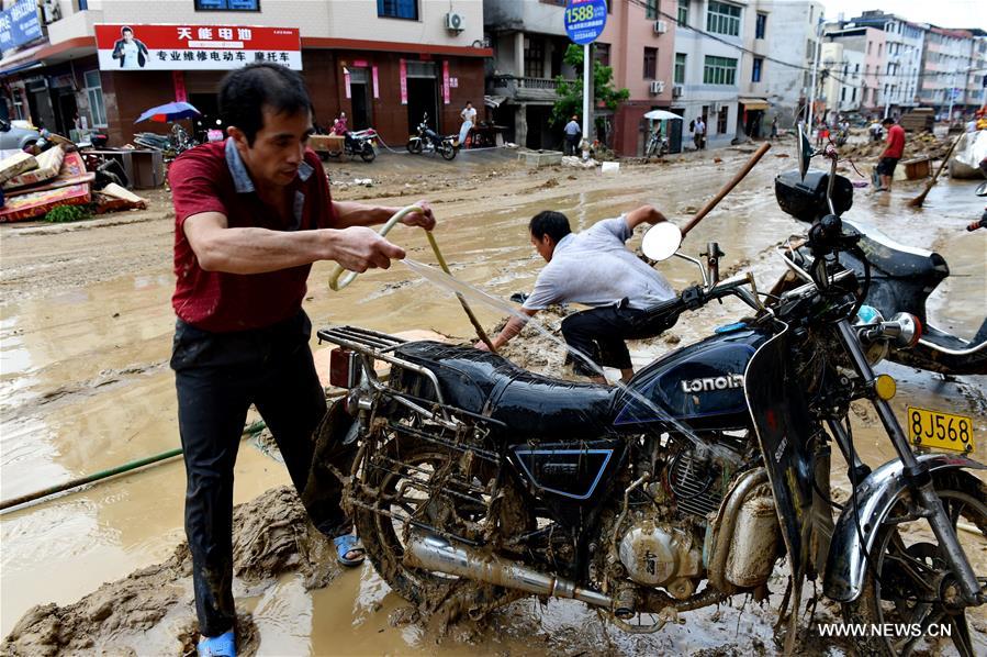 More than 1,000 people were trapped and 34,324 residents of the county were relocated.