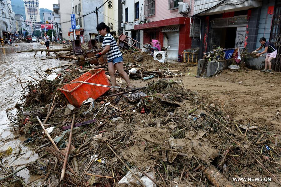 More than 1,000 people were trapped and 34,324 residents of the county were relocated.