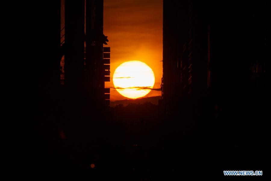 Photo taken on July 11, 2016 shows the Manhattanhenge in Manhattan, New York, the United States. 