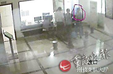 男子圆圈处在刑侦支队大厅