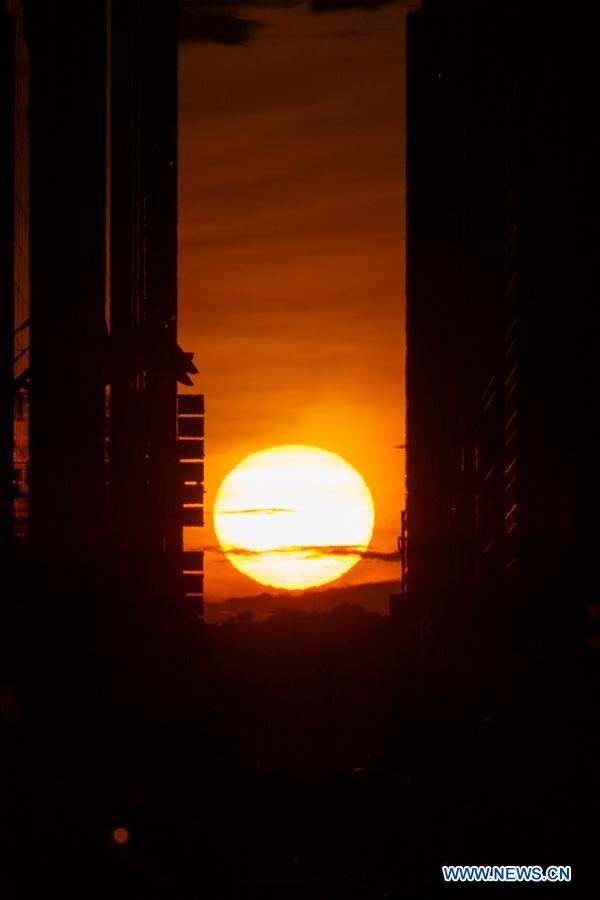 Photo taken on July 11, 2016 shows the Manhattanhenge in Manhattan, New York, the United States. 