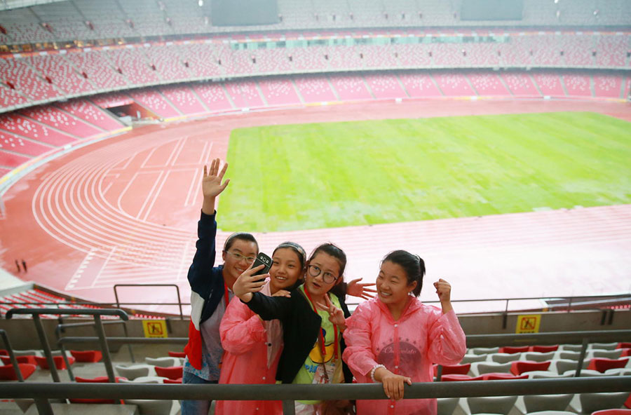 Left-behind children enjoy free tour of Beijing
