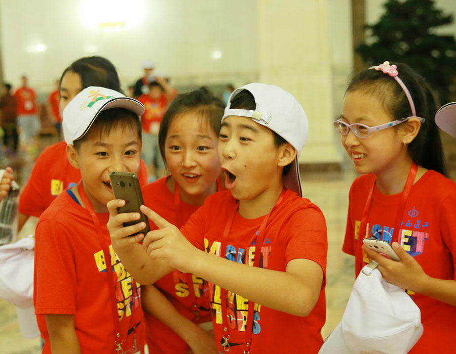 Left-behind children enjoy free tour of Beijing