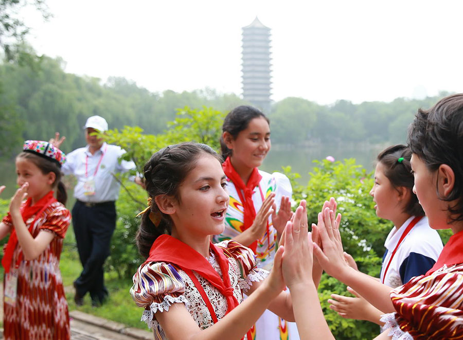 Left-behind children enjoy free tour of Beijing
