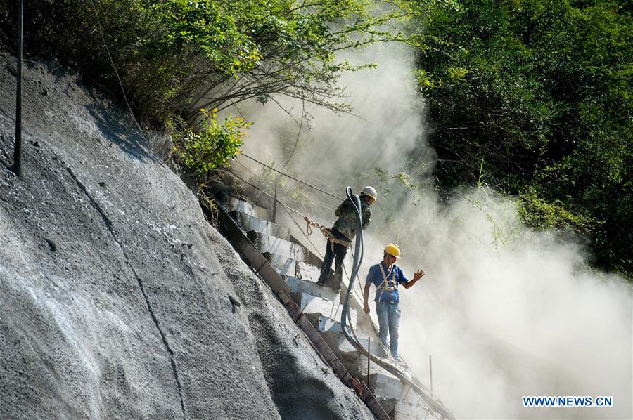 CHINA-CHONGQING-THREE GORGES-SPIDER-MAN (CN) 