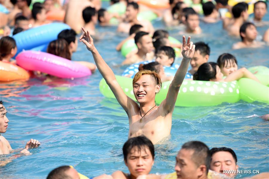 Chongqing Meteorological Bureau issued this year's first red alert for high temperature here on Tuesday as over 40 degrees Celsius is expected in some areas of the Municipality. 