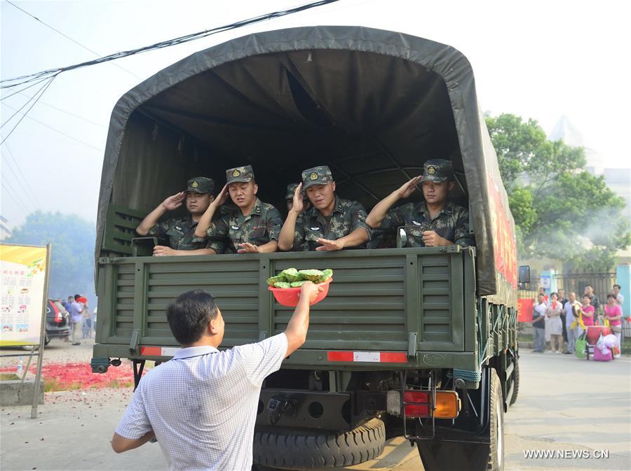 CHINA-JIANGXI-FLOOD CONTROL-SOLDIER-FAREWELL (CN)