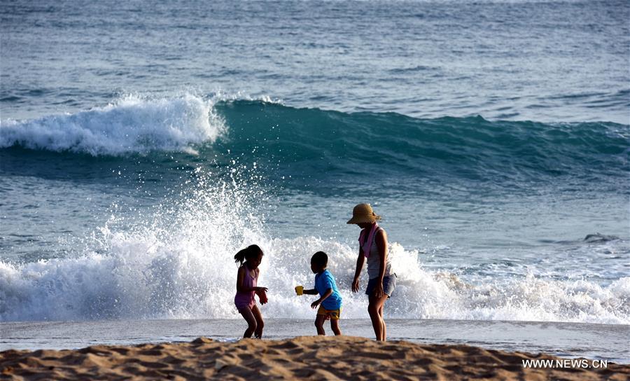 Kenting, located in southern Taiwan, attracts visitors with its charming scenery.