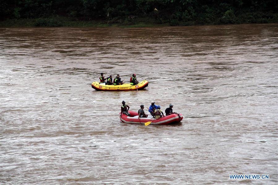 People watch the search operation in the flooded Savitri river after an old bridge collapsed due to torrential rain in Mahad, Indian state of Maharashtra, Aug. 3, 2016. 