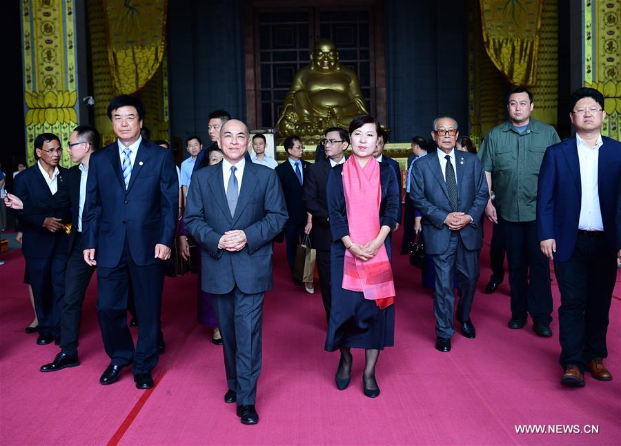 Cambodian King Norodom Sihamoni (2nd L, front) visits Famen Temple in Baoji City, northwest China's Shaanxi Province, Aug. 4, 2016. (Xinhua/Shao Rui)