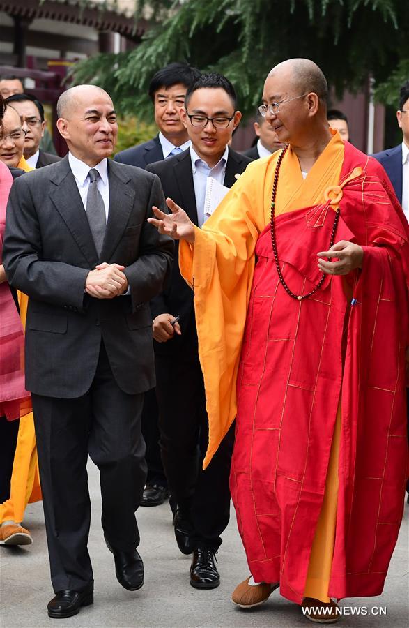 Cambodian King Norodom Sihamoni (L), accompanied by Master Xuecheng (R), abbot of Famen Temple, visits the temple in Baoji City, northwest China's Shaanxi Province, Aug. 4, 2016. (Xinhua/Shao Rui)