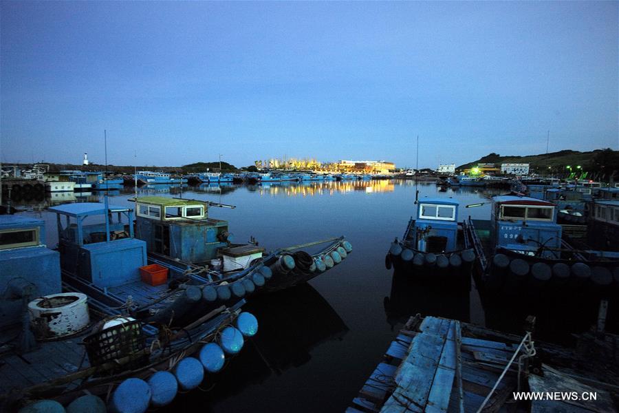 Kenting, located in southern Taiwan, attracts visitors with its charming scenery.