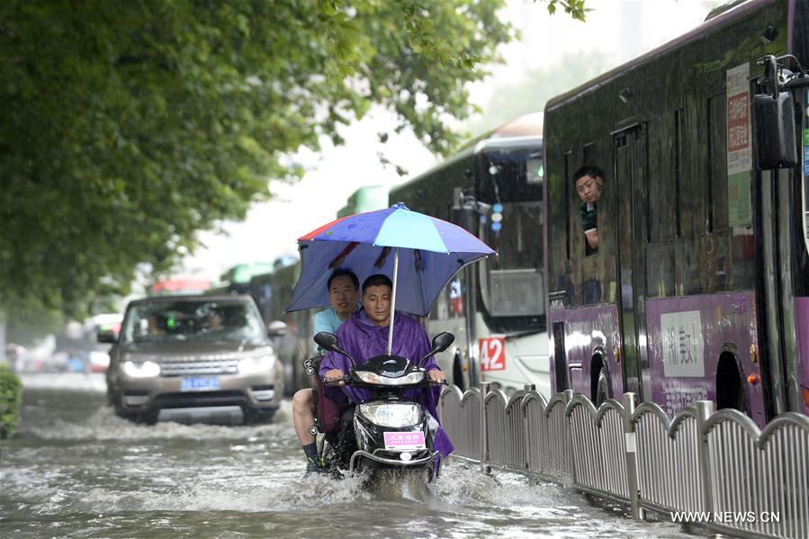  A heavy rain hit Zhengzhou Friday. 