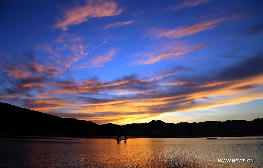 Photo taken on Aug. 7, 2016 shows sunglow scenery at the Dianchi Lake in Kunming, capital of southwest China's Yunnan Province. (Xinhua/Chen Haining)