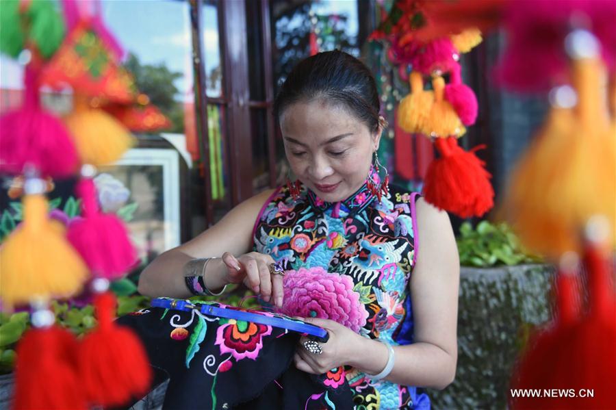 CHINA-YUNNAN-YI ETHNIC-EMBROIDERY (CN)