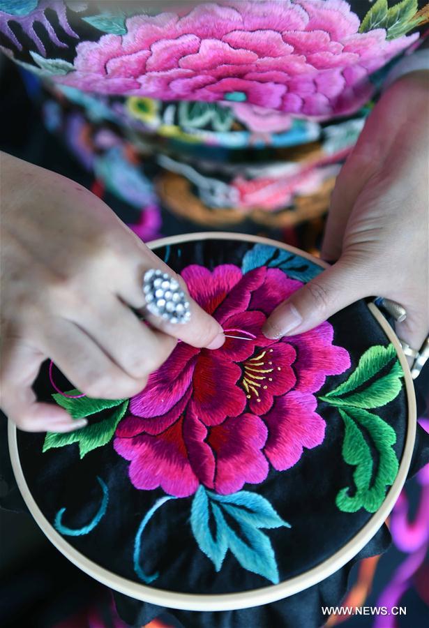 CHINA-YUNNAN-YI ETHNIC-EMBROIDERY (CN)