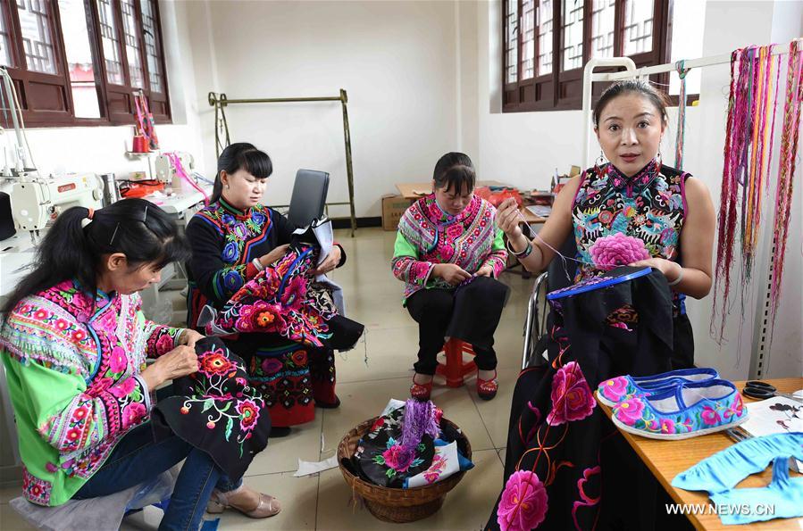 CHINA-YUNNAN-YI ETHNIC-EMBROIDERY (CN)