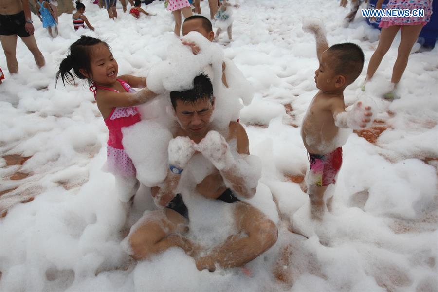 #CHINA-YANTAI-BUBBLE CARNIVAL (CN)