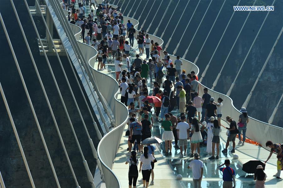 CHINA-HUNAN-ZHANGJIAJIE-GLASS-BOTTOM BRIDGE (CN)