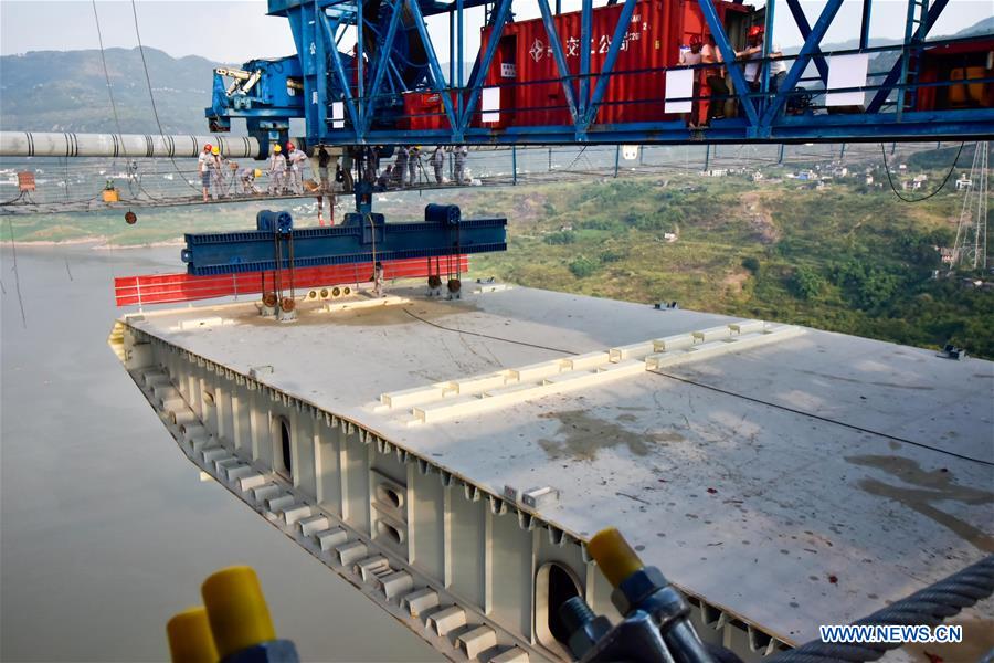  A seven-hour hoisting operation of the first steel box girder of the bridge was finished on Sunday. The 2,030-meter-long bridge linking Wanzhou of Chongqing and Lichuan of central China's Hubei Province is scheduled to be put into operation in 2017