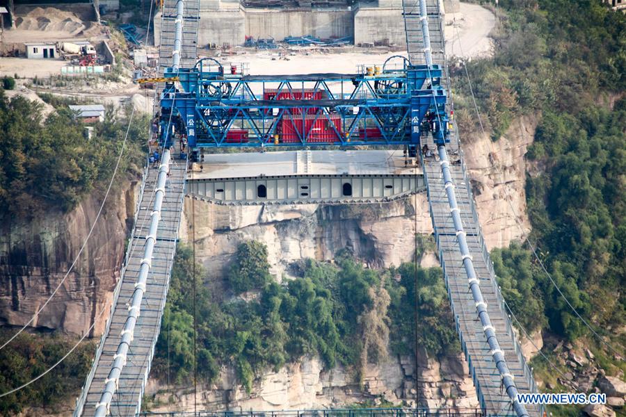  A seven-hour hoisting operation of the first steel box girder of the bridge was finished on Sunday. The 2,030-meter-long bridge linking Wanzhou of Chongqing and Lichuan of central China's Hubei Province is scheduled to be put into operation in 2017
