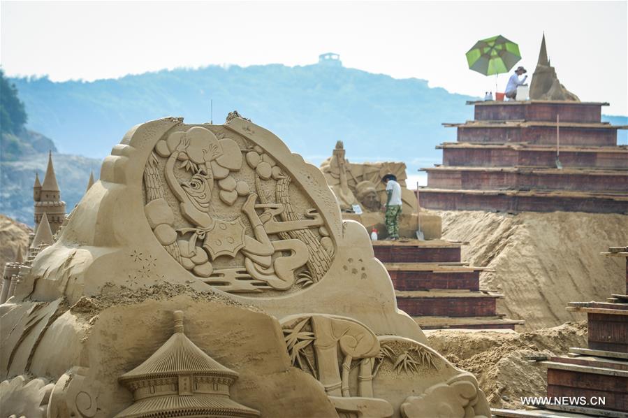 An international sand sculptures show was prepared to display landmarks and well-known cartoon characters of G20 members, as a way to greet the upcoming G20 summit in Hangzhou, capital of Zhejiang, next month.