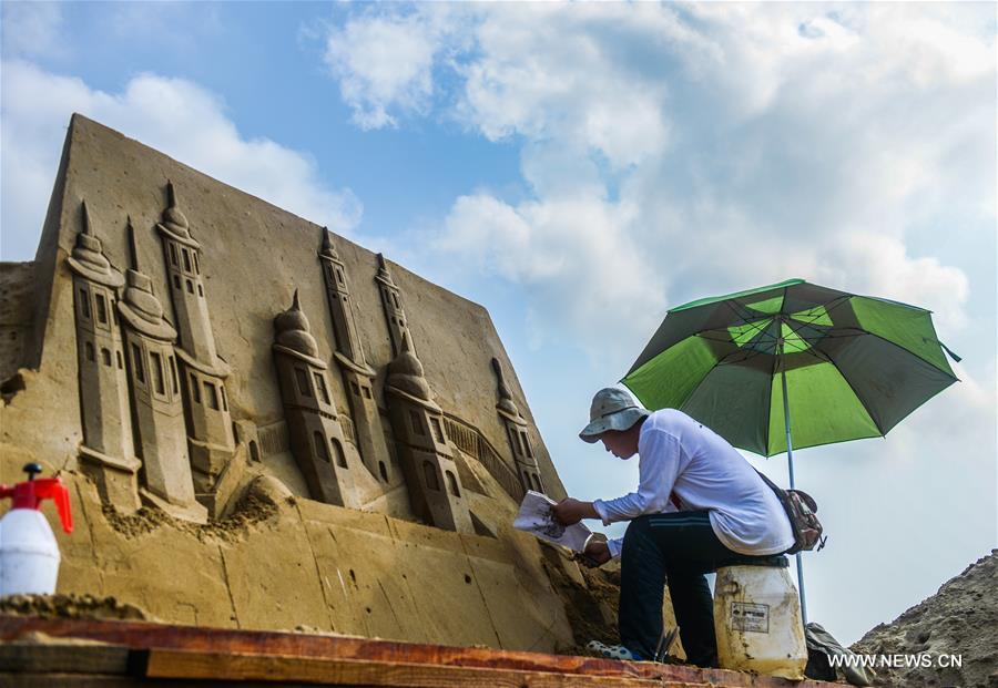 An international sand sculptures show was prepared to display landmarks and well-known cartoon characters of G20 members, as a way to greet the upcoming G20 summit in Hangzhou, capital of Zhejiang, next month.