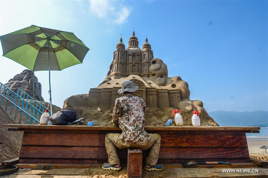 An international sand sculptures show was prepared to display landmarks and well-known cartoon characters of G20 members, as a way to greet the upcoming G20 summit in Hangzhou, capital of Zhejiang, next month.