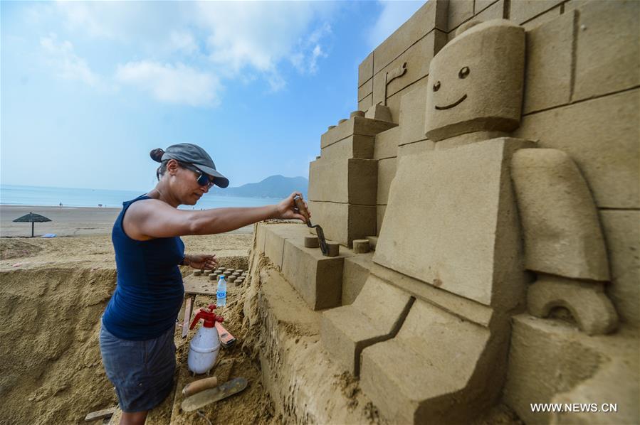 An international sand sculptures show was prepared to display landmarks and well-known cartoon characters of G20 members, as a way to greet the upcoming G20 summit in Hangzhou, capital of Zhejiang, next month.