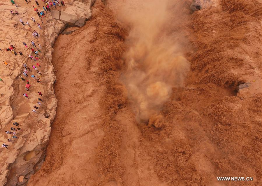 Aerial photo taken on Aug. 25, 2016 shows the Hukou Waterfalls on the Yellow River in Linfen, north China's Shanxi Province. (Xinhua/Niu Yixin) 