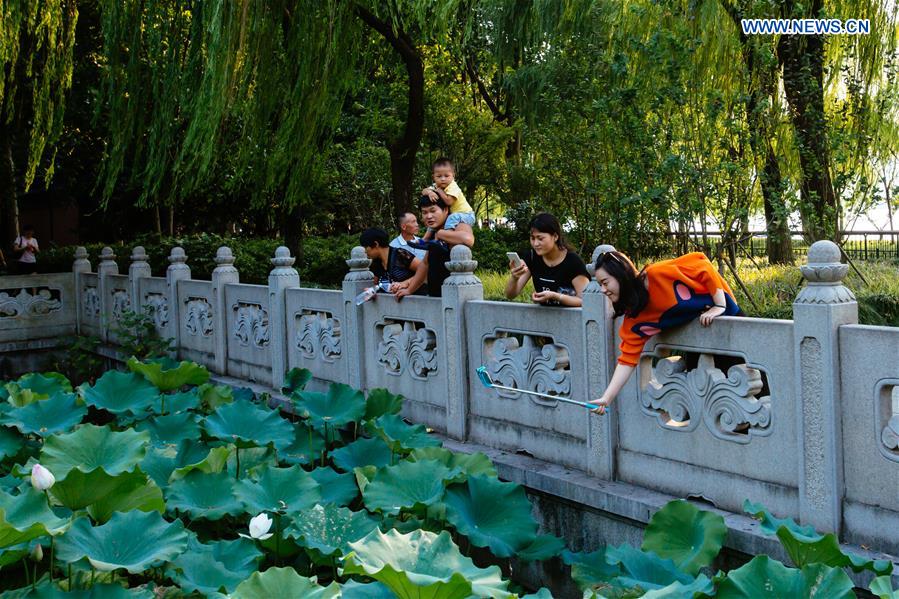 CHINA-HANGZHOU-WEST LAKE-SCENERY (CN)