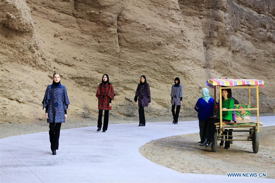 #CHINA-GANSU-GEOLOGICAL PARK-FASHION SHOW (CN)