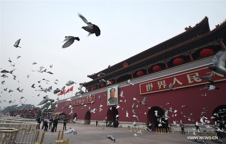 Over 100,000 people from across the country gathered at the Tian'anmen Square to watch the national flag-raising ceremony on the morning of Oct. 1, marking the 67th anniversary of the founding of the People's Republic of China.