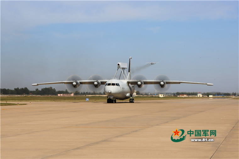 罕见近距视角：海军航空兵预警机节日升空巡逻