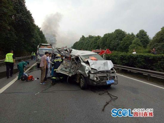 西安车主四川遭遇惨烈车祸所有证件被烧无法返家