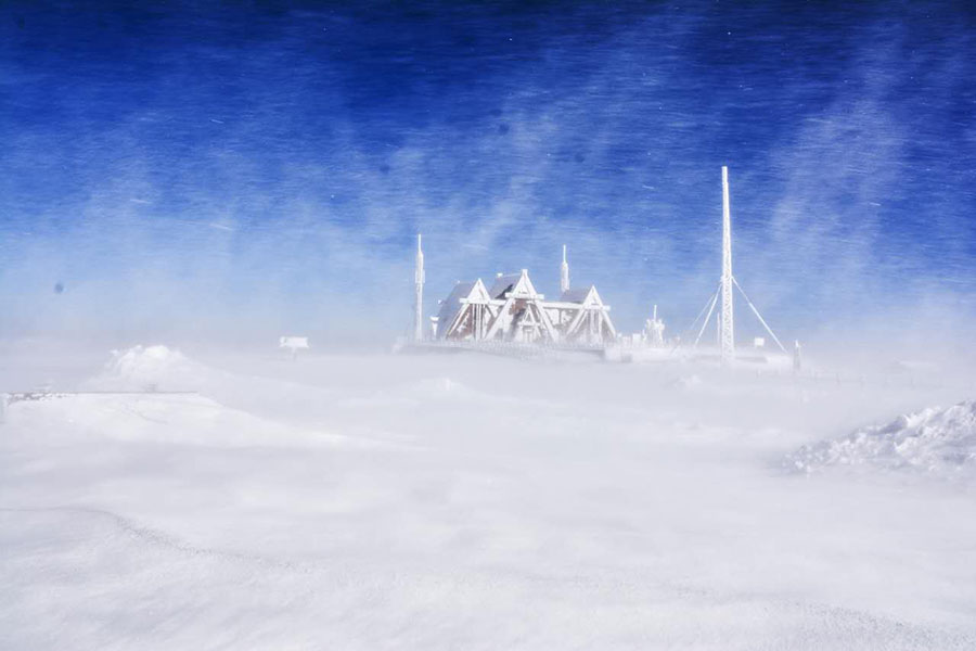 Tianchi Lake manifests cool beauty after first snowfall