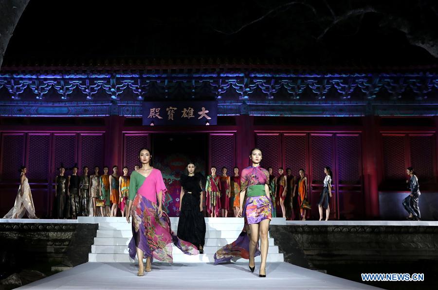 CHINA-BEIJING-FASHION SHOW-ANCIENT TEMPLE (CN)