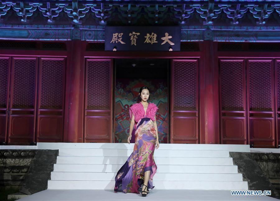 CHINA-BEIJING-FASHION SHOW-ANCIENT TEMPLE (CN)