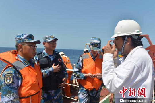 中国舰艇亚丁湾上成功救治印度籍船员(图)