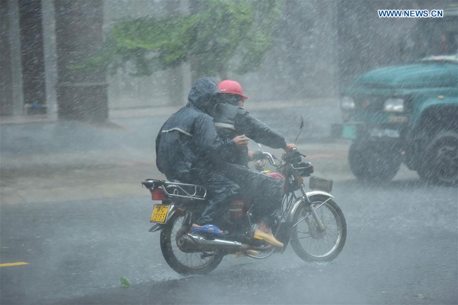 #CHINA-HAINAN-TYPHOON SARIKA-LANDFALL (CN)