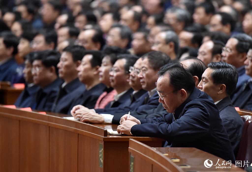 纪念中国红军长征胜利80周年大会举行，与会人员认真记录习近平讲话内容。人民网 翁奇羽摄