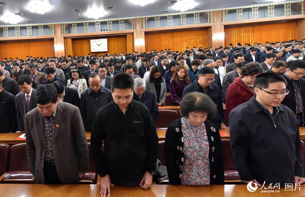 纪念中国红军长征胜利80周年大会举行，与会人员默哀。人民网 翁奇羽摄